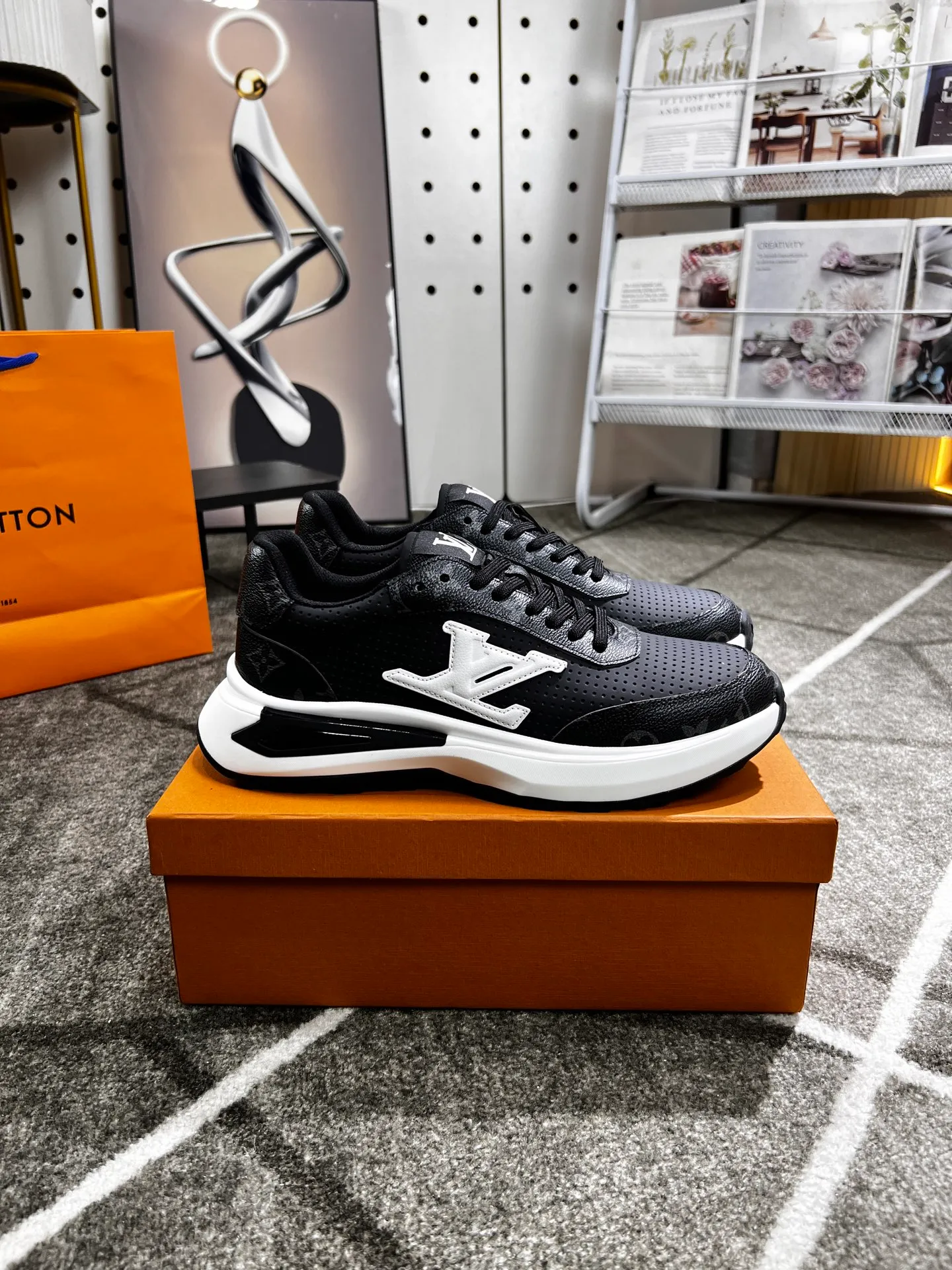Factory price: 438 💰 LV new casual men's shoes 👉 👉 Fashionable and versatile, 💞 simple and elegant style, 🔊 made of imported cowhide, ☑️ breathable mesh lining, sheepskin feet, original wear-resistant rubber outsole, exclusive new style, actual shot, three colors available, code number: 38-44, (45 can be customized)